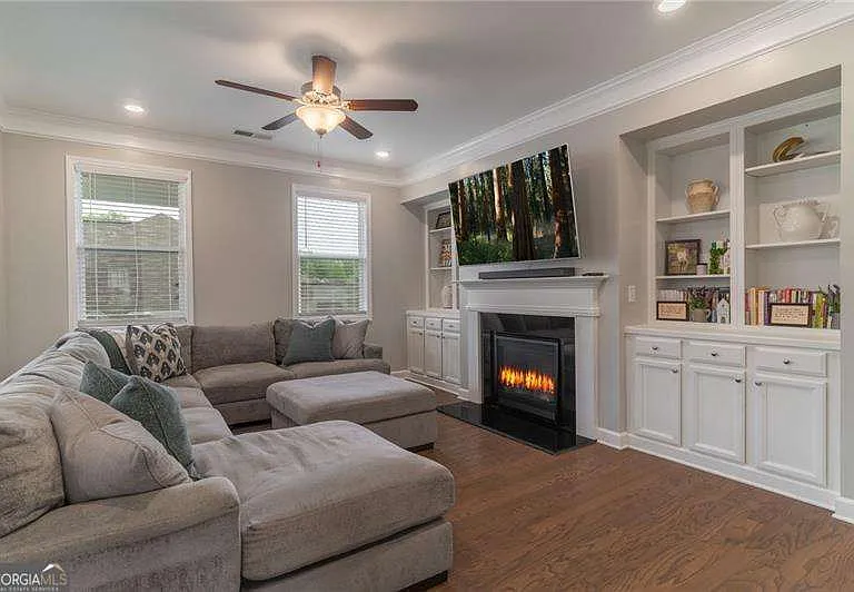 301 Cochin Dr — Photo 2