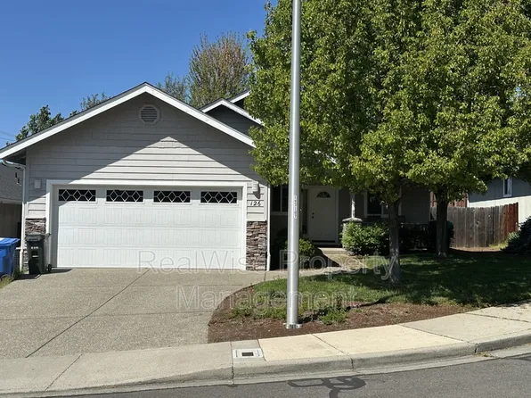 126 Aztec Ct, Grants Pass, OR 97527