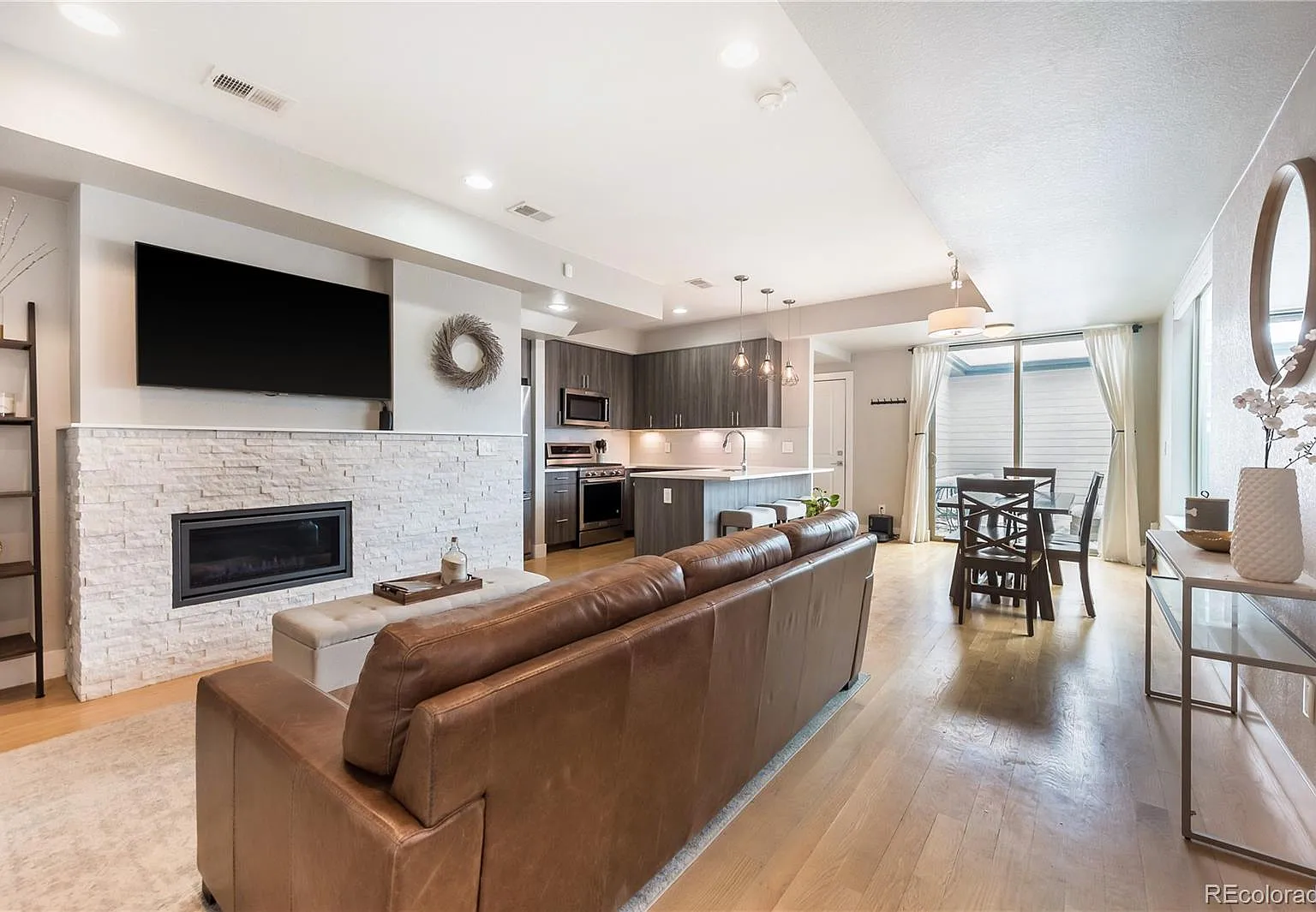 3 bed, 3.5 bath, 1460 sqft, $3,200 — Photo 1