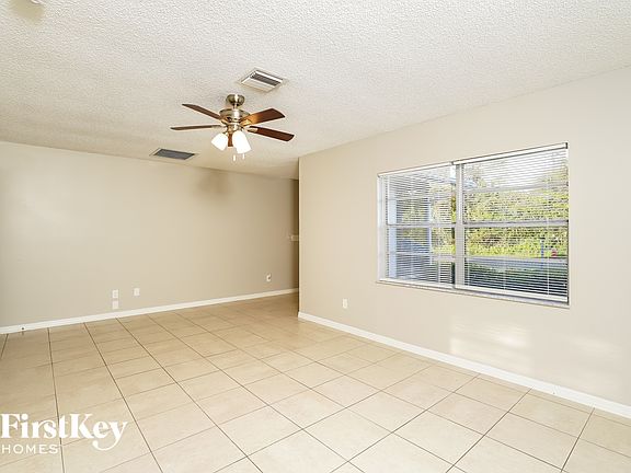 2nd image of 638 NE Larkspur Ln