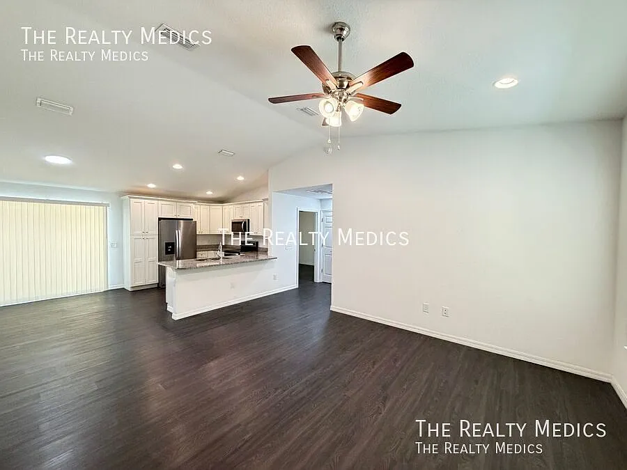 Beautiful 3 Bedroom, 2 Bathroom Home in Ocklawaha!! Ready to move in! — Photo 4