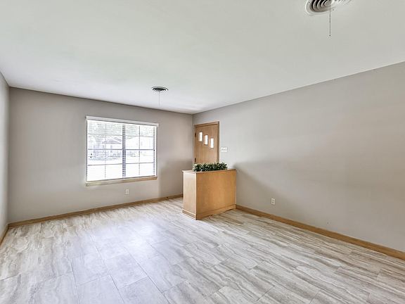 5th image of 2214 N Park Ave