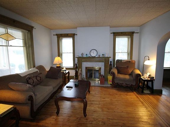 2nd image of 1606 W Ewing Ave