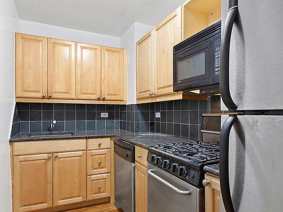3rd image of 333 E 34th St APT 6B