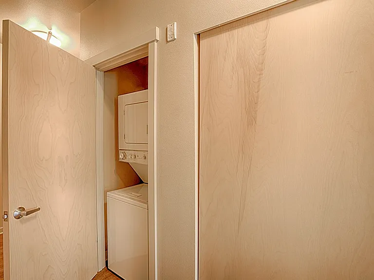 Saxe Apartments — Photo 15
