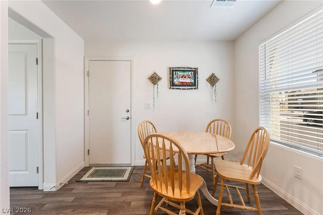 2 bed, 2.0 bath, 958 sqft, $1,700 — Photo 2