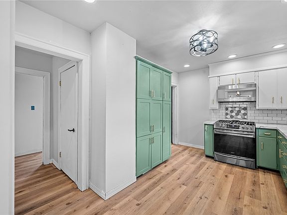 4th image of 914 N Main