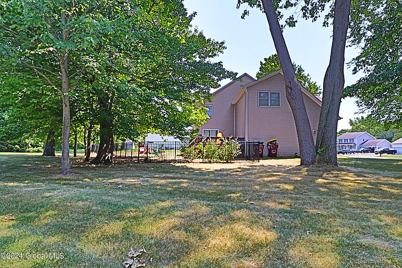 5th image of 2 Hampshire Pl