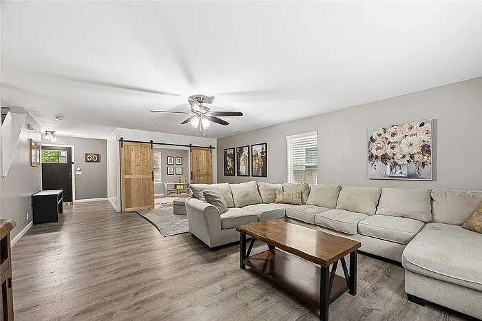 5 bed, 2.5 bath, 2800 sqft, $3,750 — Photo 3