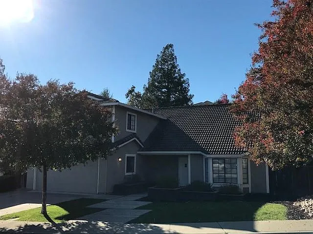 4 bed, 2.5 bath, 2585 sqft, $5,595 — Photo 2
