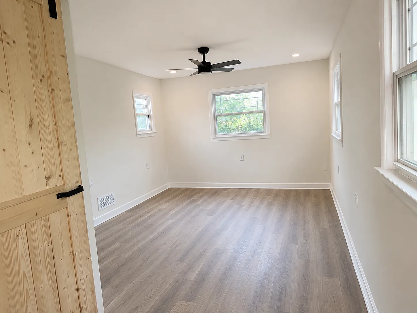 5 bed, 1272 sqft, $2,860 — Photo 2