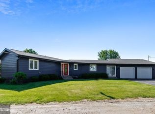 105 Vista Dr, Montezuma, IA