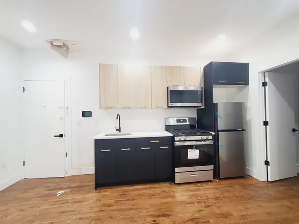 381 Danforth Avenue image 1 of 4