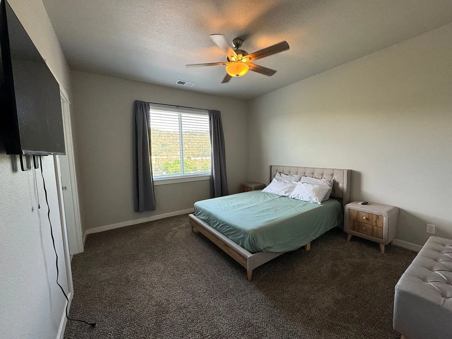 Rooms for rent in wonderful North Roseburg Home with views in Winchester — Photo 2
