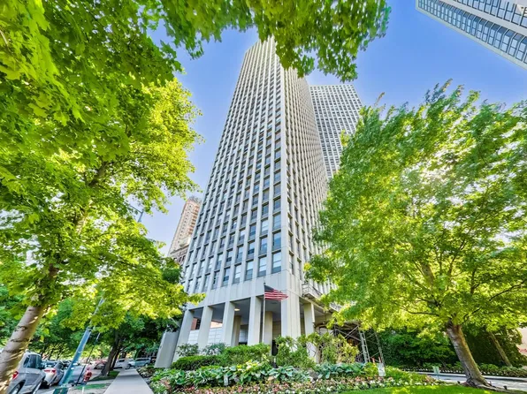 2626 N Lakeview Ave APT 2210, Chicago, IL 60614