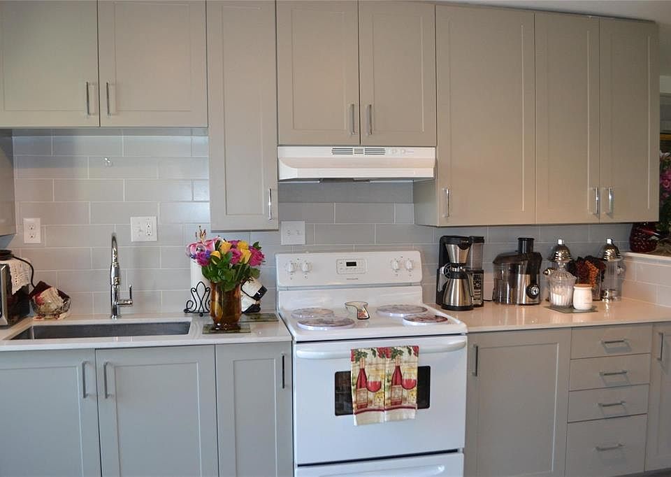 2nd image of 321 E Celeste Dr