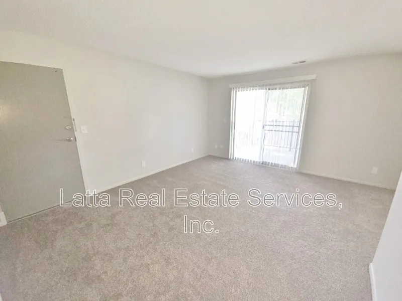 1 bed, 1.0 bath, $875 — Photo 2