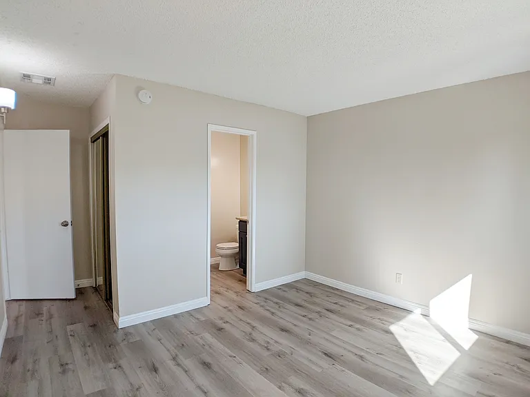 2851 Montrose Ave — Photo 15