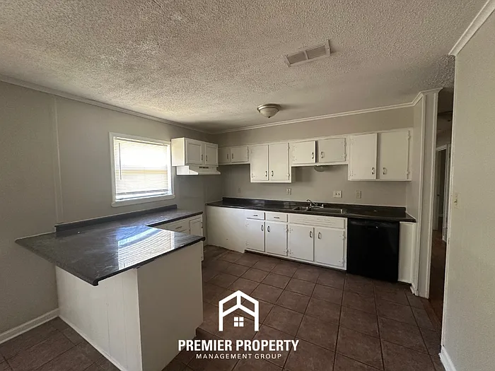 3 bed, 2.0 bath, 1377 sqft, $1,595 — Photo 4