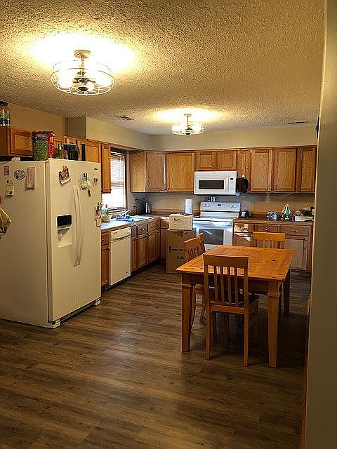 2nd image of 120 Jeanetta Ct