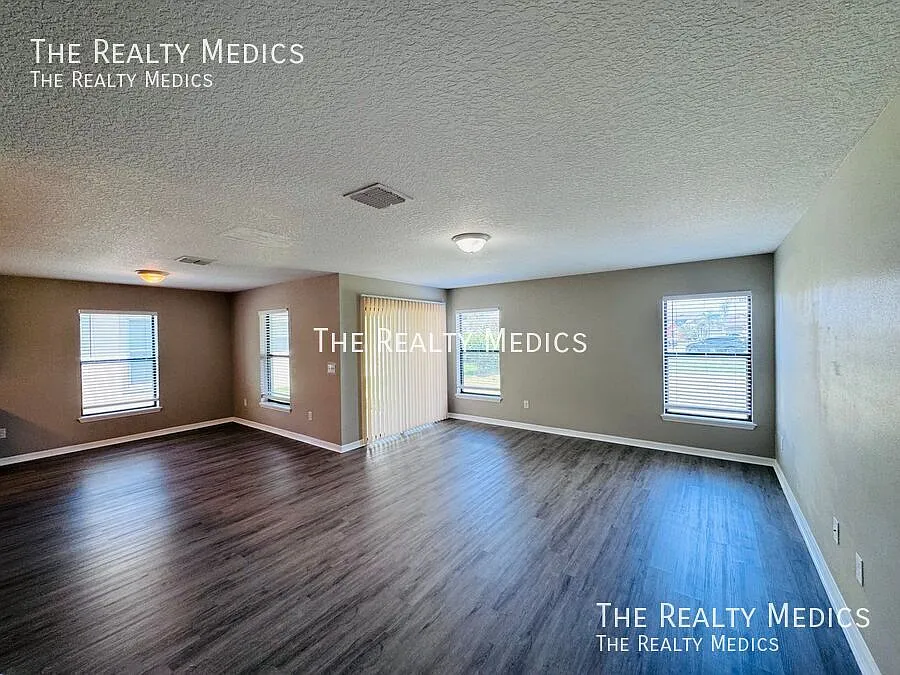 Admin fee waived Stunning 5 Bedroom with a bonus room and 2.5 bathroom Home in Lakeland — Photo 3