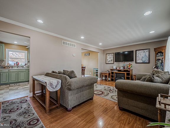 5th image of 194 Scottfield Dr