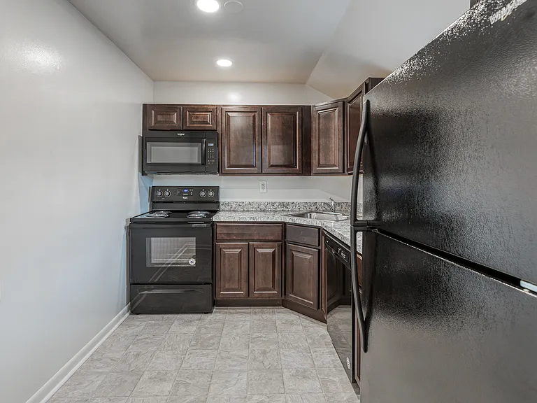 Stansbury Manor Apartments & Townhomes — Photo 7