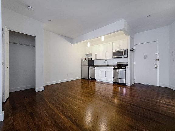 3rd image of 300 Manhattan Ave APT 1F