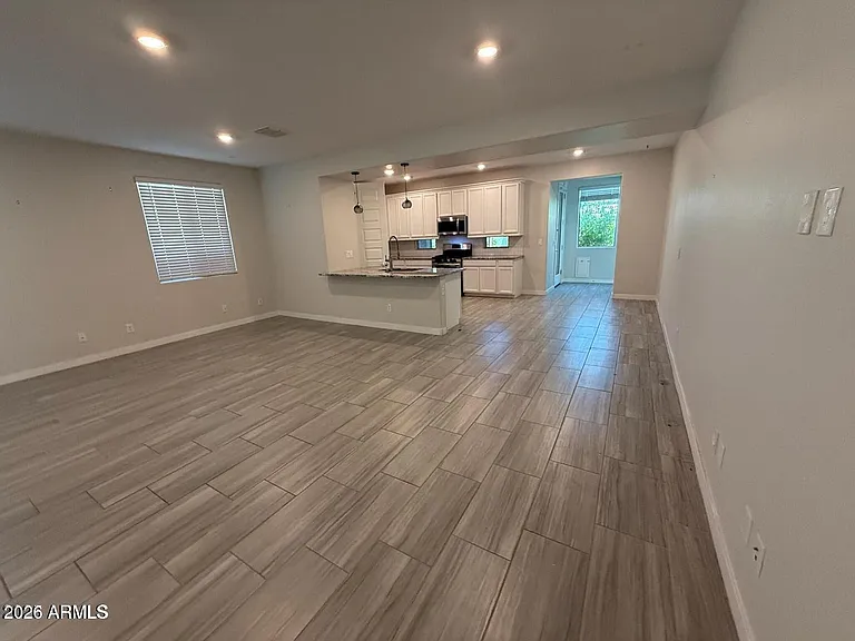 327 W Tamarack Dr — Photo 2