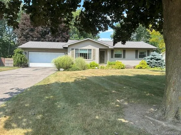 6220 Thorncliff Dr, Swartz Creek, MI 48473