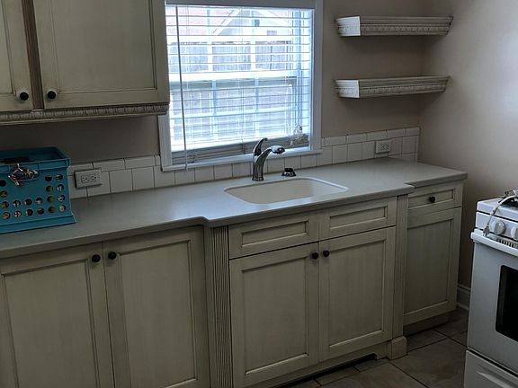 4th image of 216 Winfield Blvd