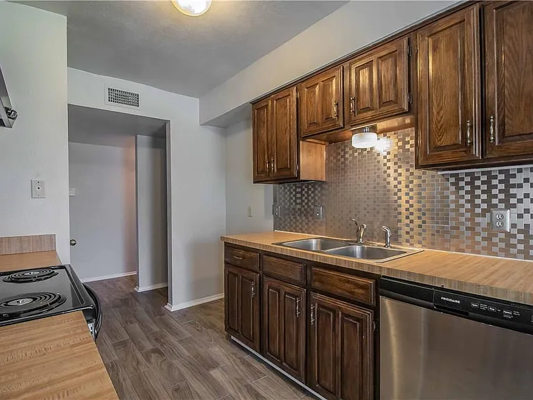 711 Edgemont Pl — Photo 2