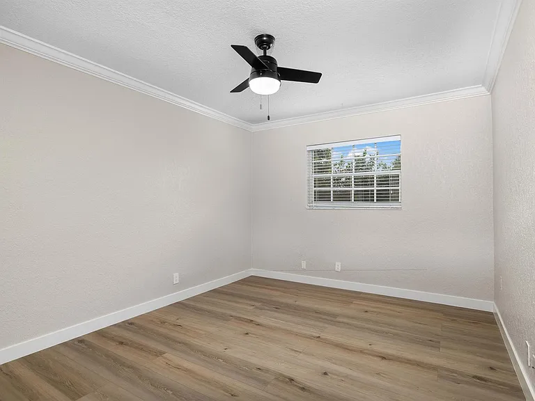2701 NE 6th Ave — Photo 7