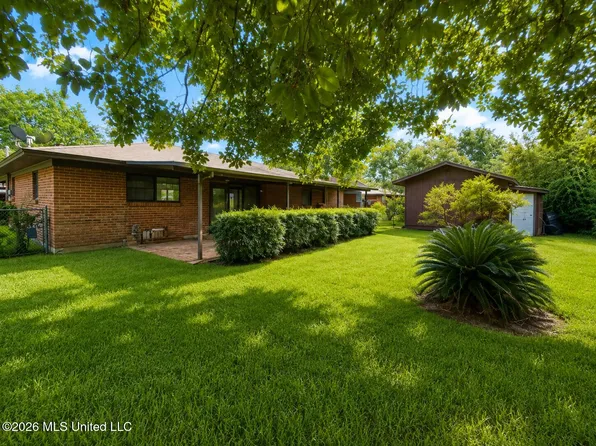 2 Lafayette Pl, Gulfport, MS 39507