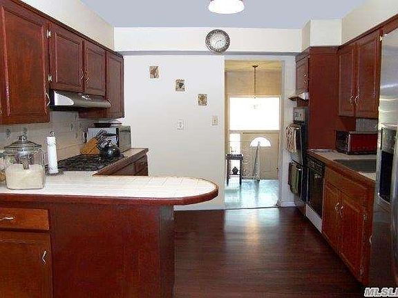 3rd image of 529 Ronkonkoma Ave