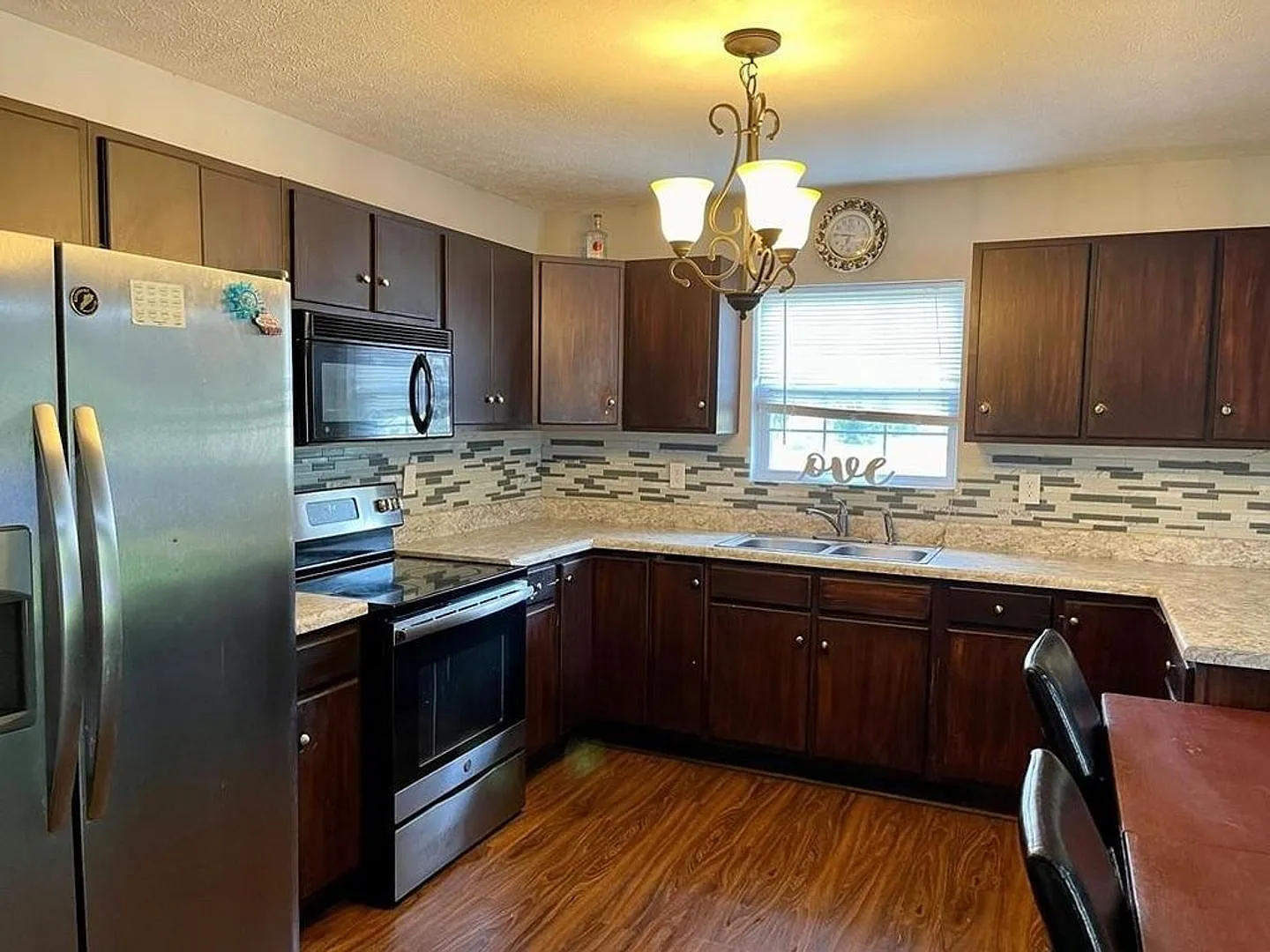Cozy 3 Bedroom/2 Bath Home with large yard and covered back patio! — Photo 3