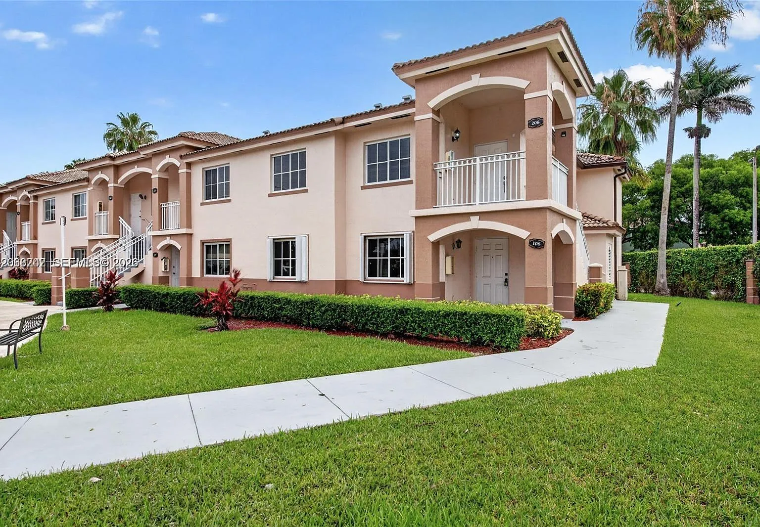 Venetia Gardens Condo — Photo 1