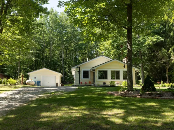 7692 Lakeview Dr, Harrison, MI 48625