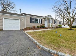 12 W Spruce St, Islip, NY 11751