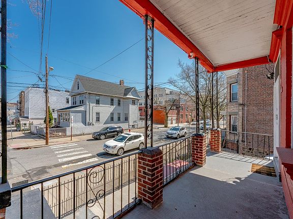 4th image of 75 Giles Ave
