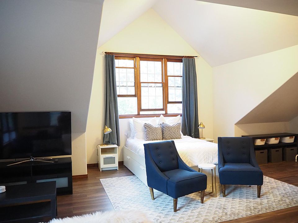 Queen bed with vaulted ceilings & mountain views