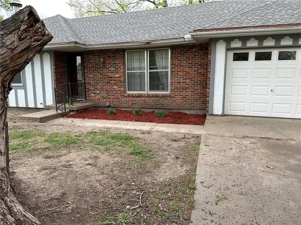 215 Bland Ln, Gower, MO 64454