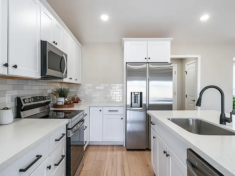 908 W Ross Ave — Photo 2