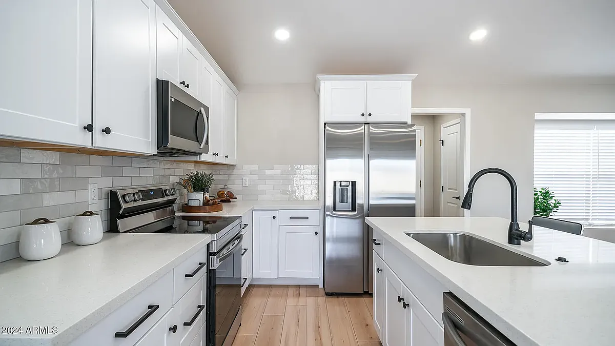 Building Photo - 908 W Ross Ave
