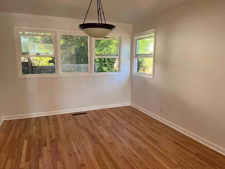 1008 Icel Ct NE — Photo 6