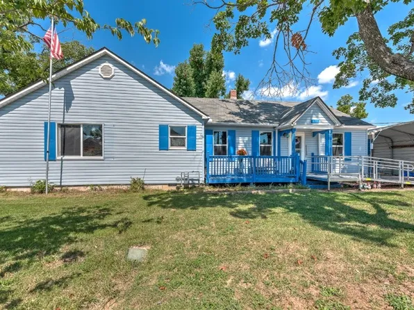 415 W Persimmon St, Rogers, AR 72756