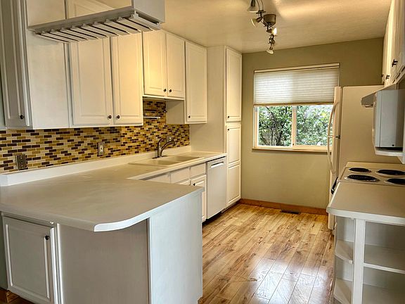remodeled kitchen cabinet: incl. fridge, microwave, dishwasher, stove