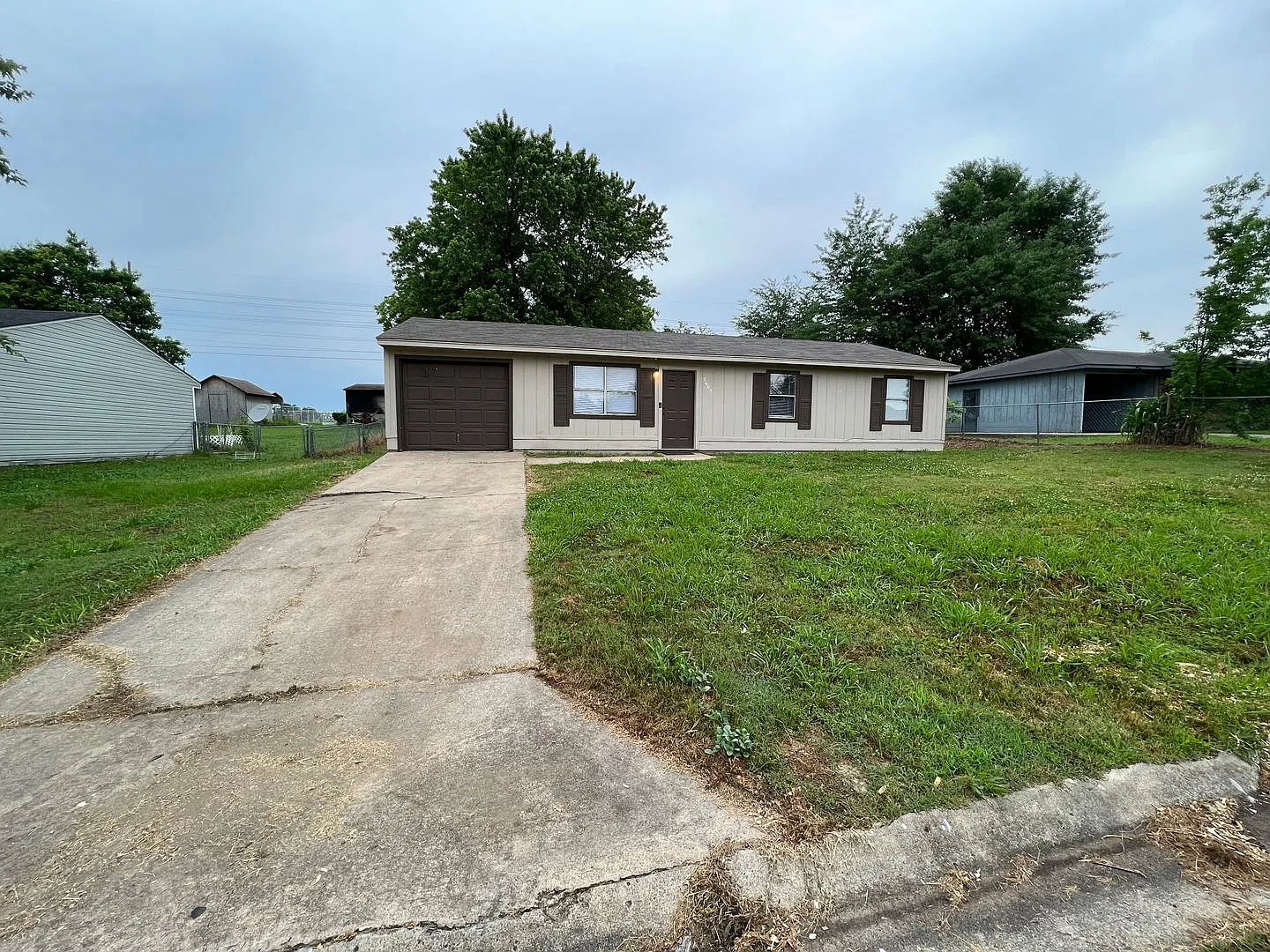 3 Bed 2 Bath 1 Car Garage Total Electric. Yard Care Included. — Photo 2