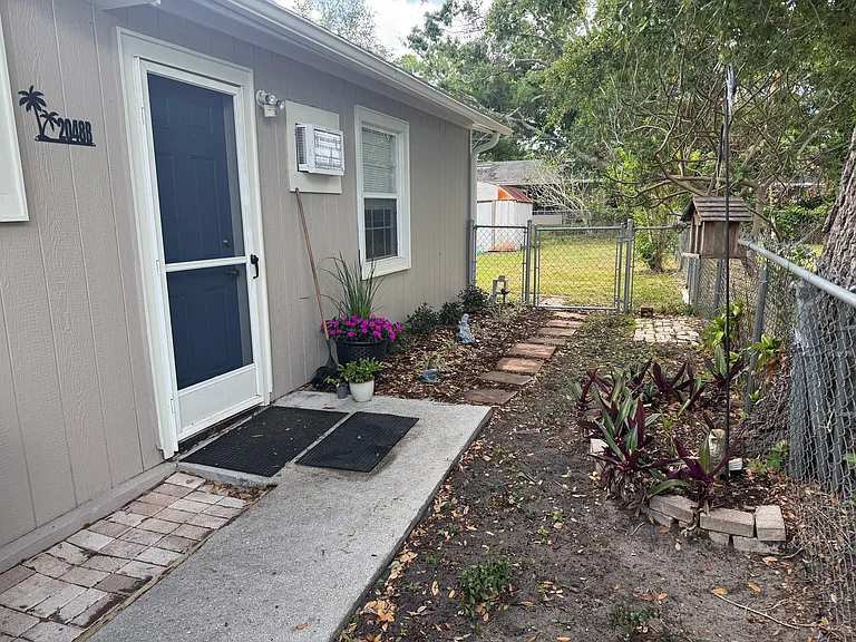 2048 Palm Ter #B — Photo 7