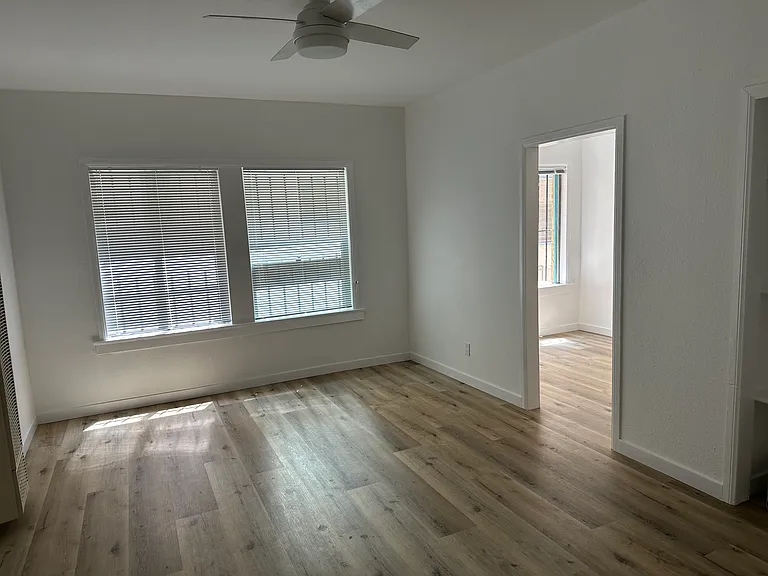 4210 W Adams Blvd #105 — Photo 2